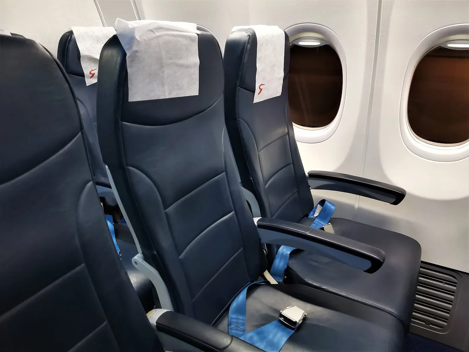 Эконом-класс Boeing 737 «Россия»: кожаные кресла у окна с логотипом «R»