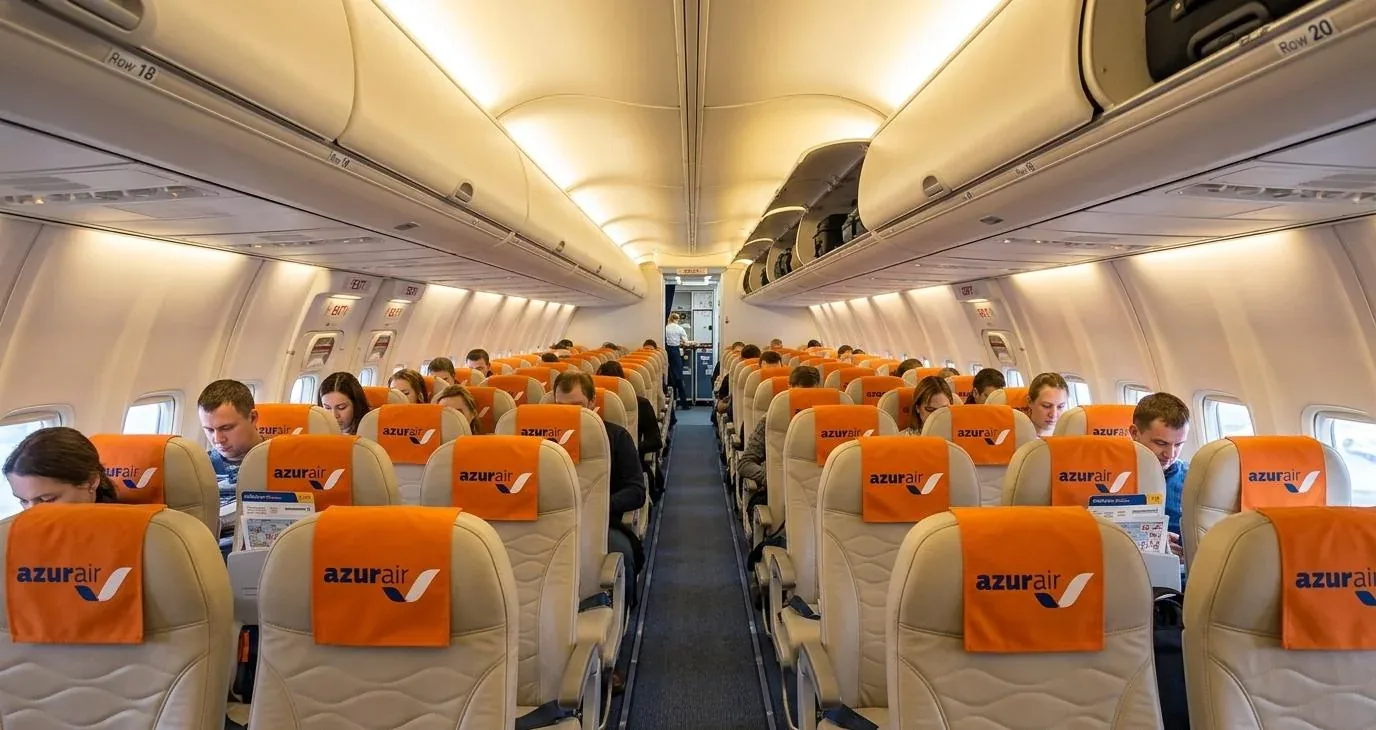 Салон 757-200 AZUR air во время посадки пассажиров: кресла 3-3 с оранжевыми накидками