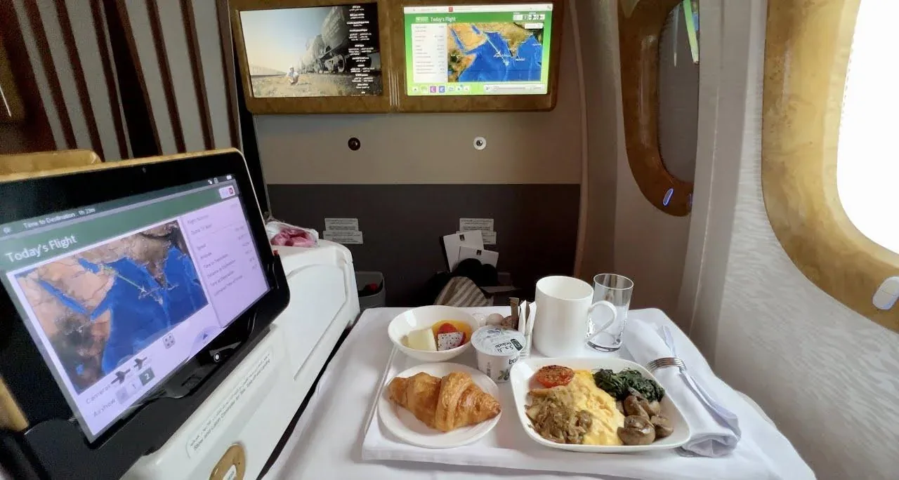 Завтрак на столике бизнес-класса Boeing 777-200LR Emirates