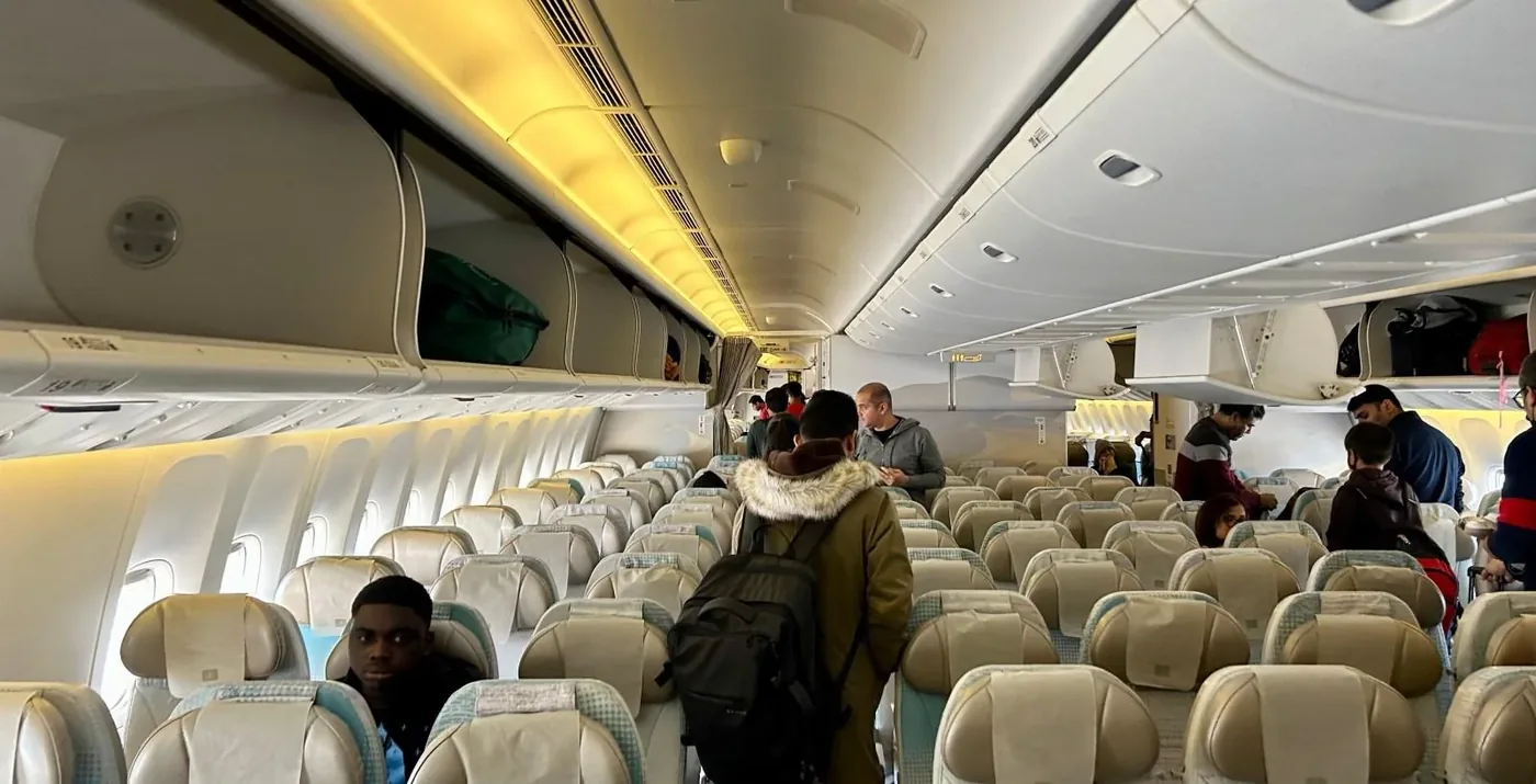 Проход эконом-класса Boeing 777-200LR Emirates во время посадки