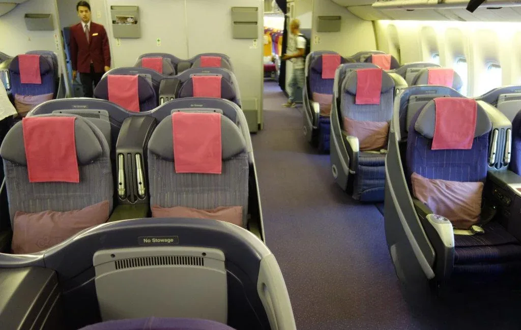 Кресла бизнес-класса 777-200ER Thai Airways с розовыми пледами