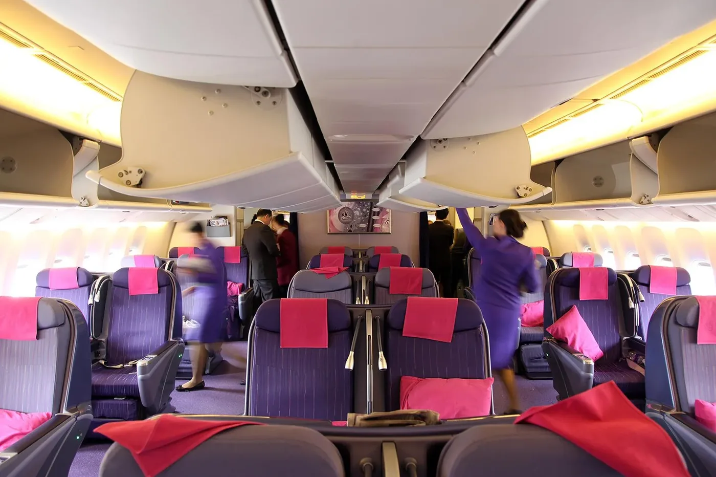 Салон бизнес-класса 777-200ER Thai Airways перед вылетом