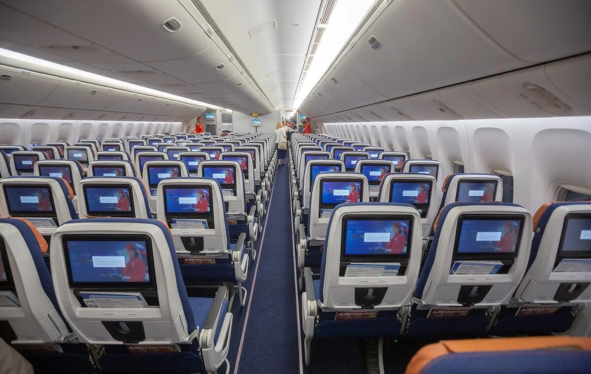 Пустой салон эконом-класса Boeing 777-300 «Россия», синие кресла