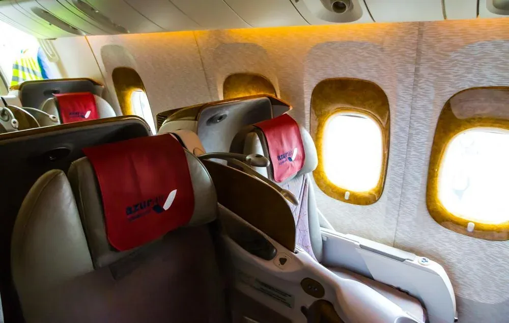 Место бизнес-класса 777-300ER AZUR air у иллюминаторов