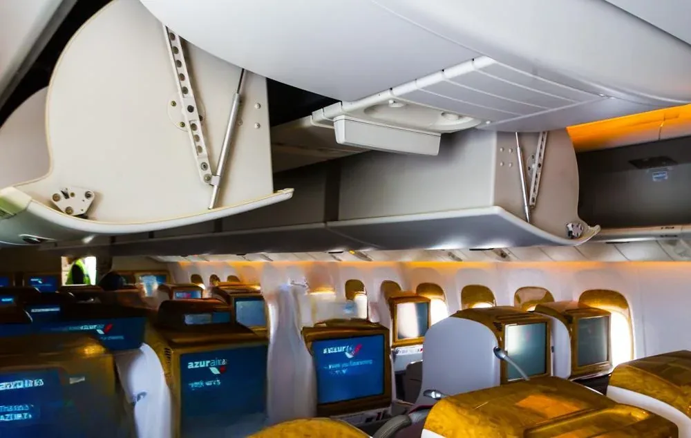 Первый ряд Boeing 777-300ER AZUR air: бизнес-класс с экранами в перегородке