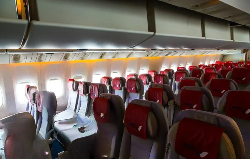 Ряды эконом-класса 777-300ER AZUR air у иллюминаторов