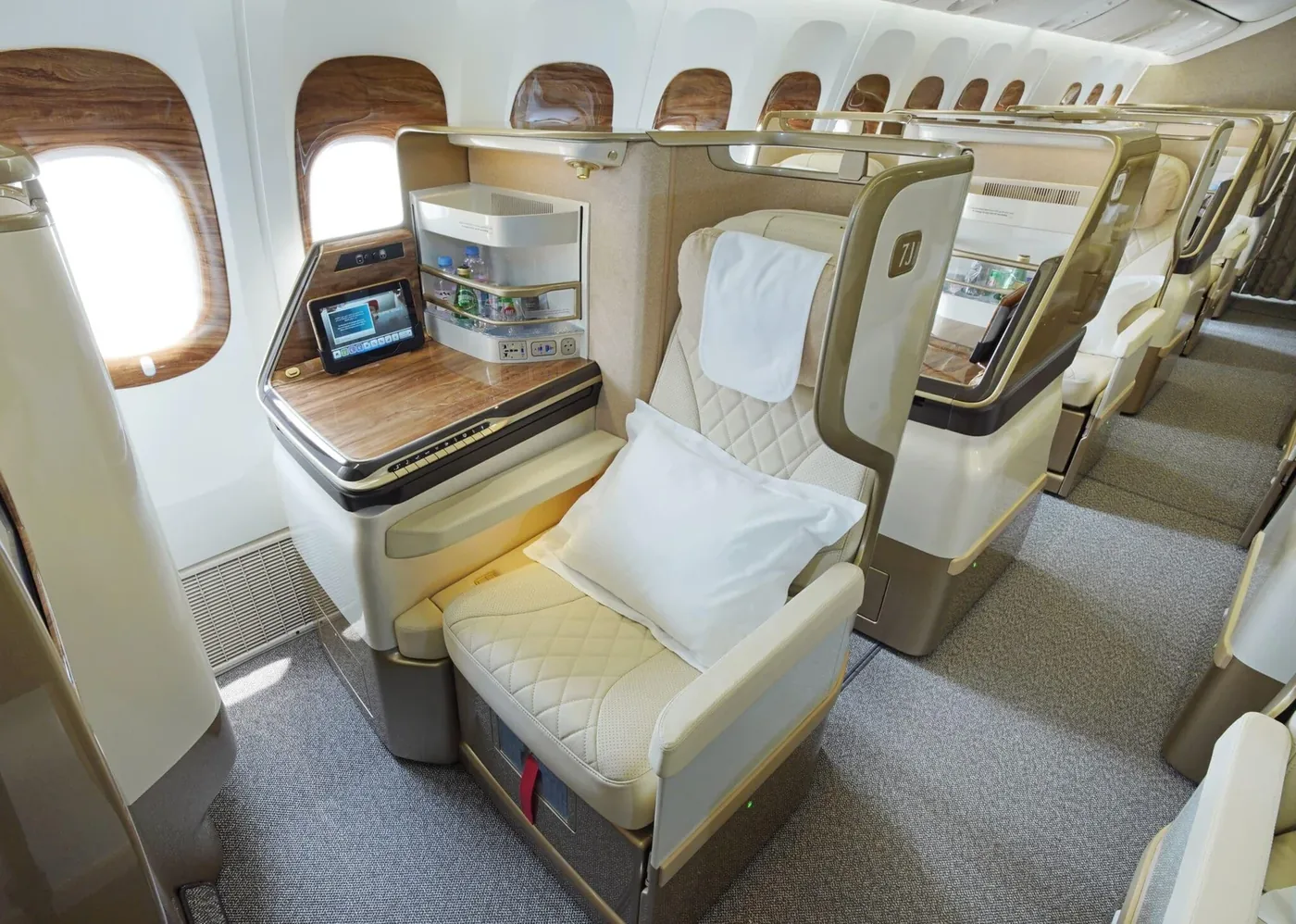 Бизнес-класс Boeing 777-300ER Emirates: кресло-кровать с отделкой под дерево