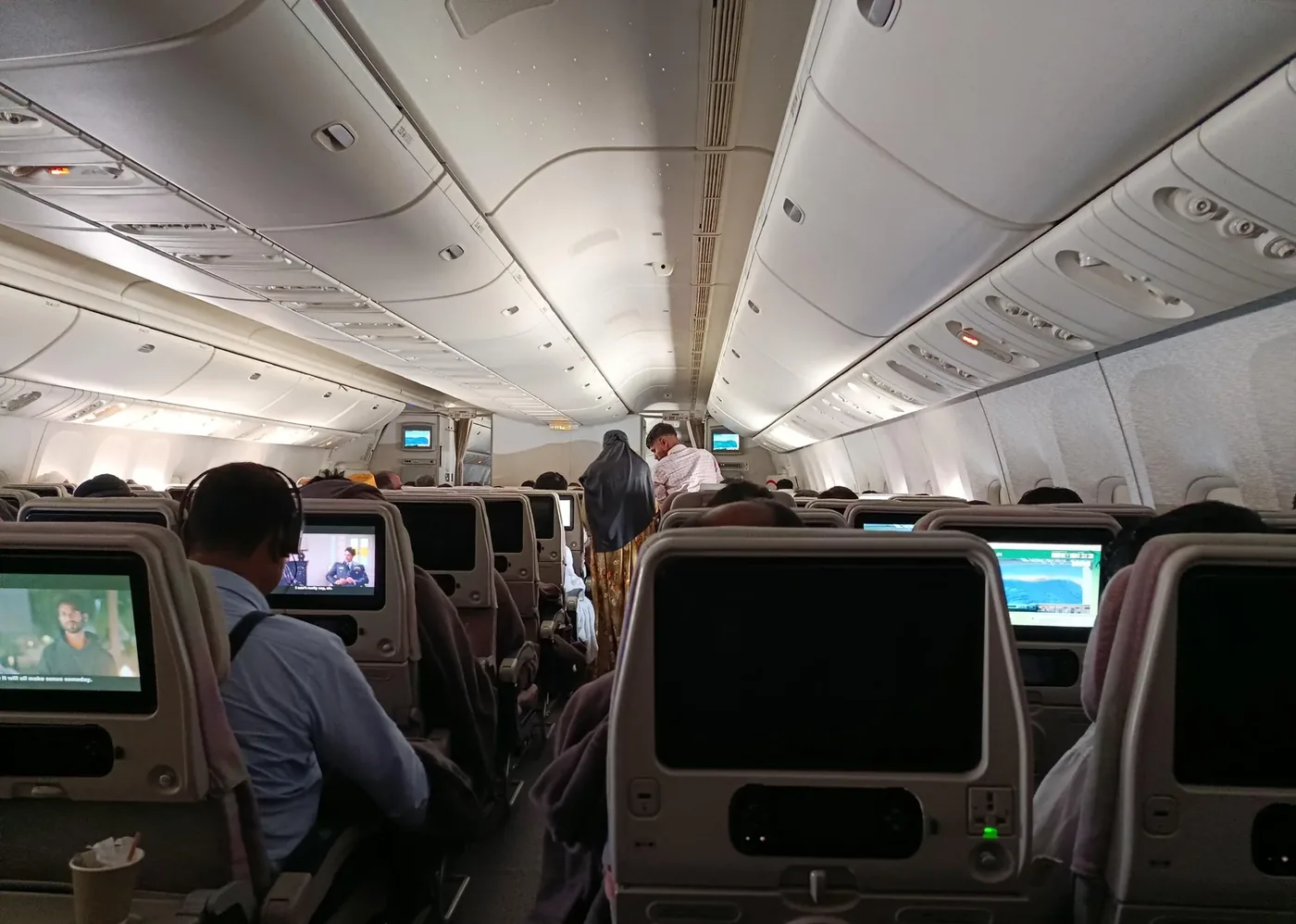 Эконом-класс Boeing 777-300ER Emirates: ряды кресел с экранами в спинках