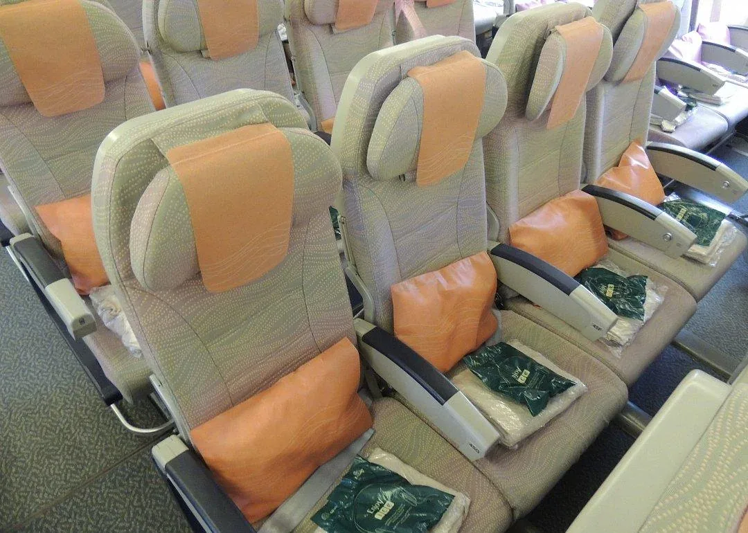 Кресла эконом-класса 777-300ER Emirates с пледами и подголовниками