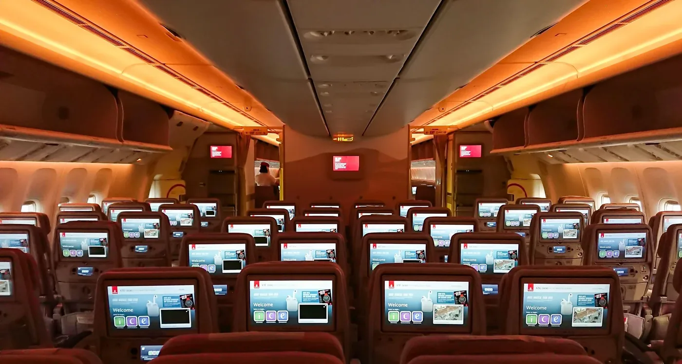 Салон эконом-класса Boeing 777-300ER Emirates при тёплой подсветке