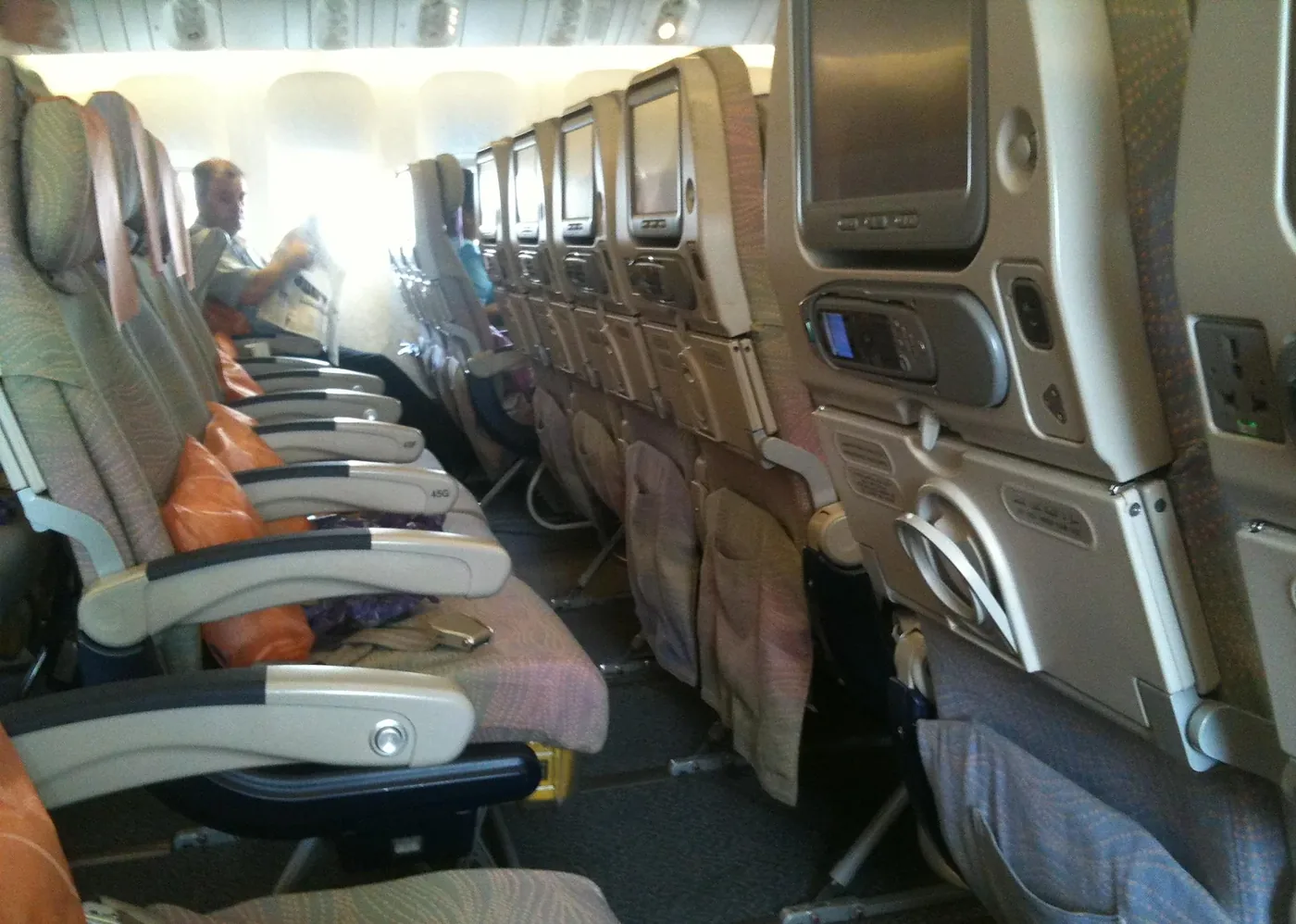 Ряд кресел эконом-класса 777-300ER Emirates у иллюминаторов