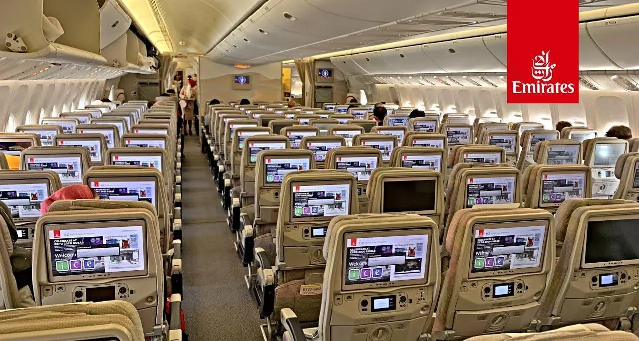 Проход эконом-класса Boeing 777-300ER Emirates во всю длину салона