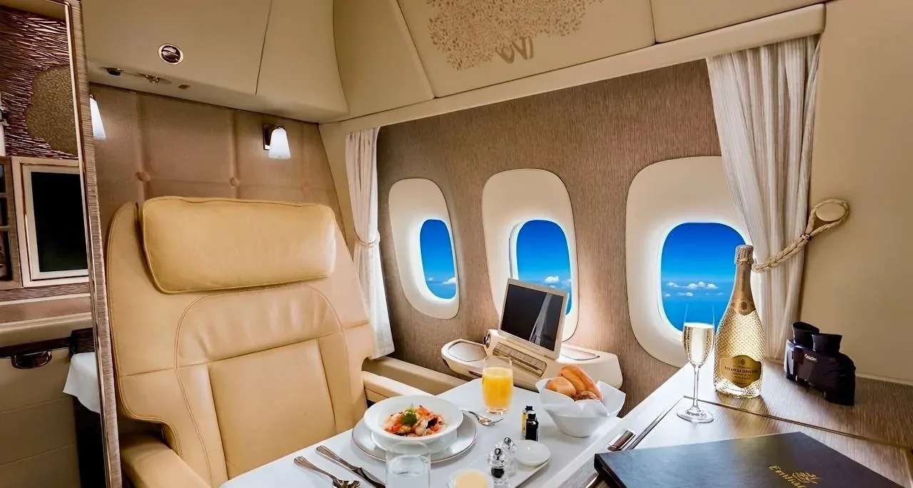 Подсветка потолка в салоне 777-300ER Emirates: тёплый свет и ночной фиолетовый