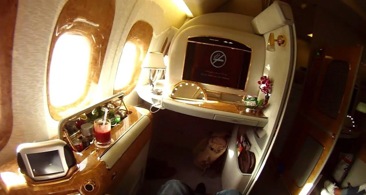 Первый класс Boeing 777-300ER Emirates: кабина с мини-баром у иллюминаторов