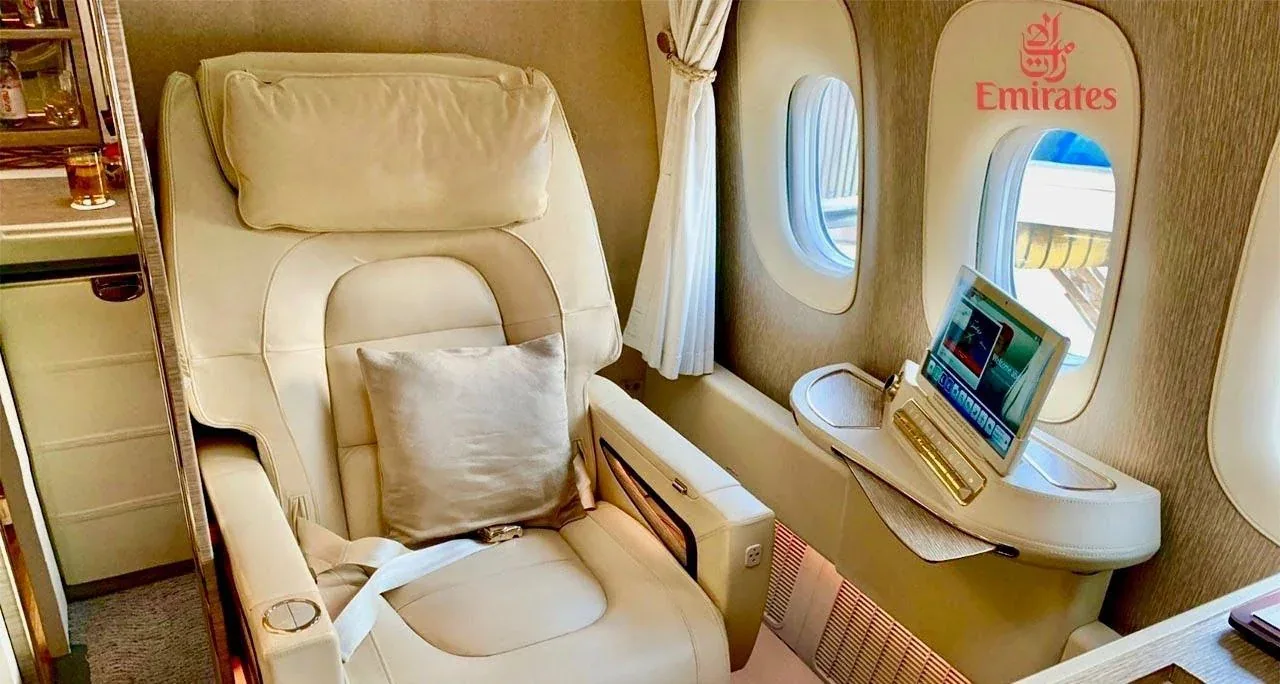 Кресло первого класса Boeing 777-300ER Emirates с подушкой и шторкой