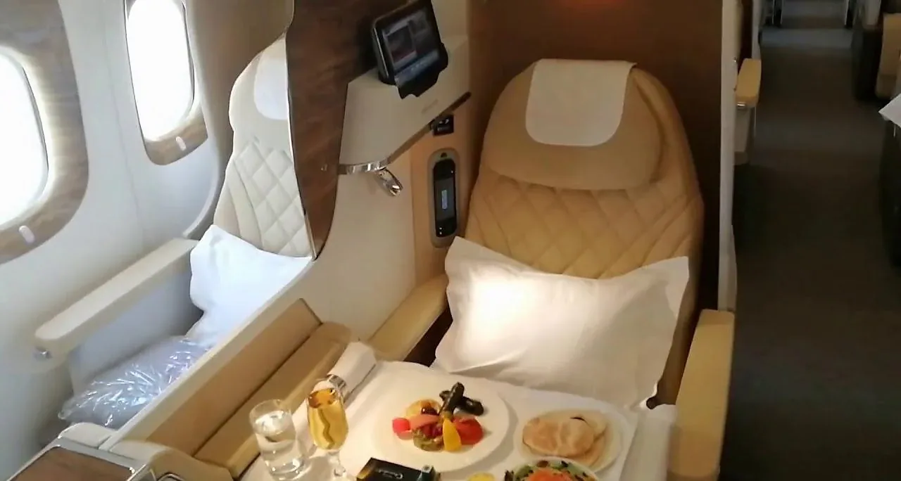 Экран и столик в кабине первого класса 777-300ER Emirates