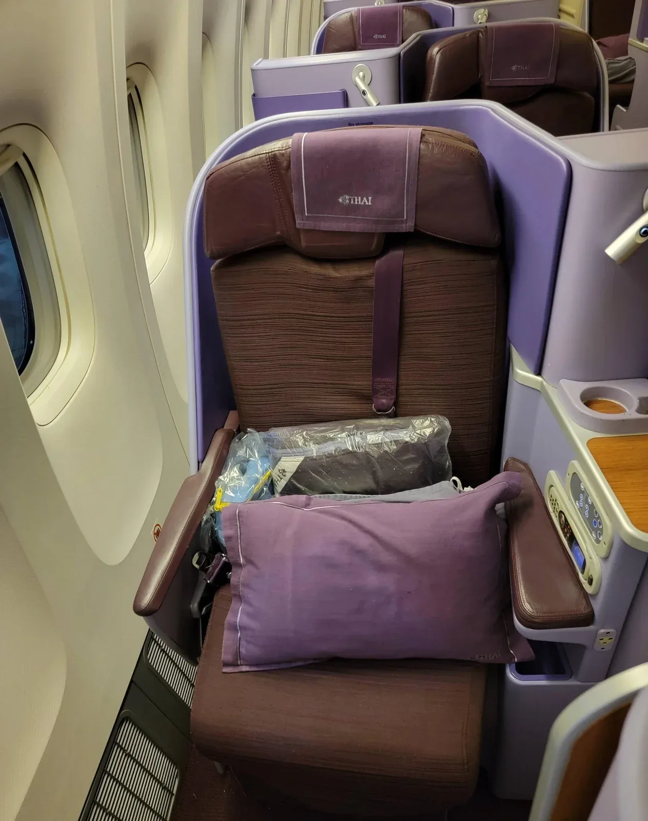 Кресло бизнес-класса Boeing 777-300ER Thai Airways с пледом и подушкой