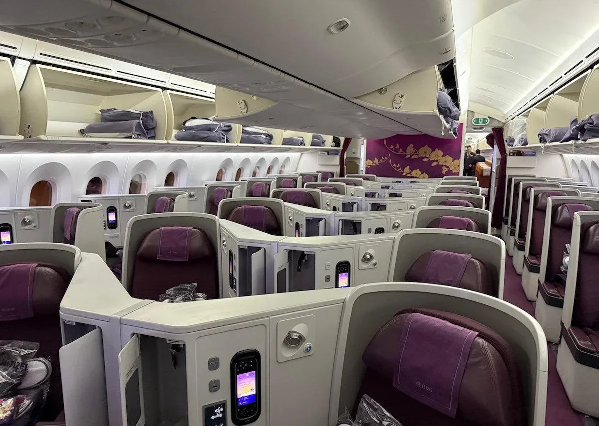 Салон Royal Silk Boeing 787-9 Thai Airways, вид вдоль прохода
