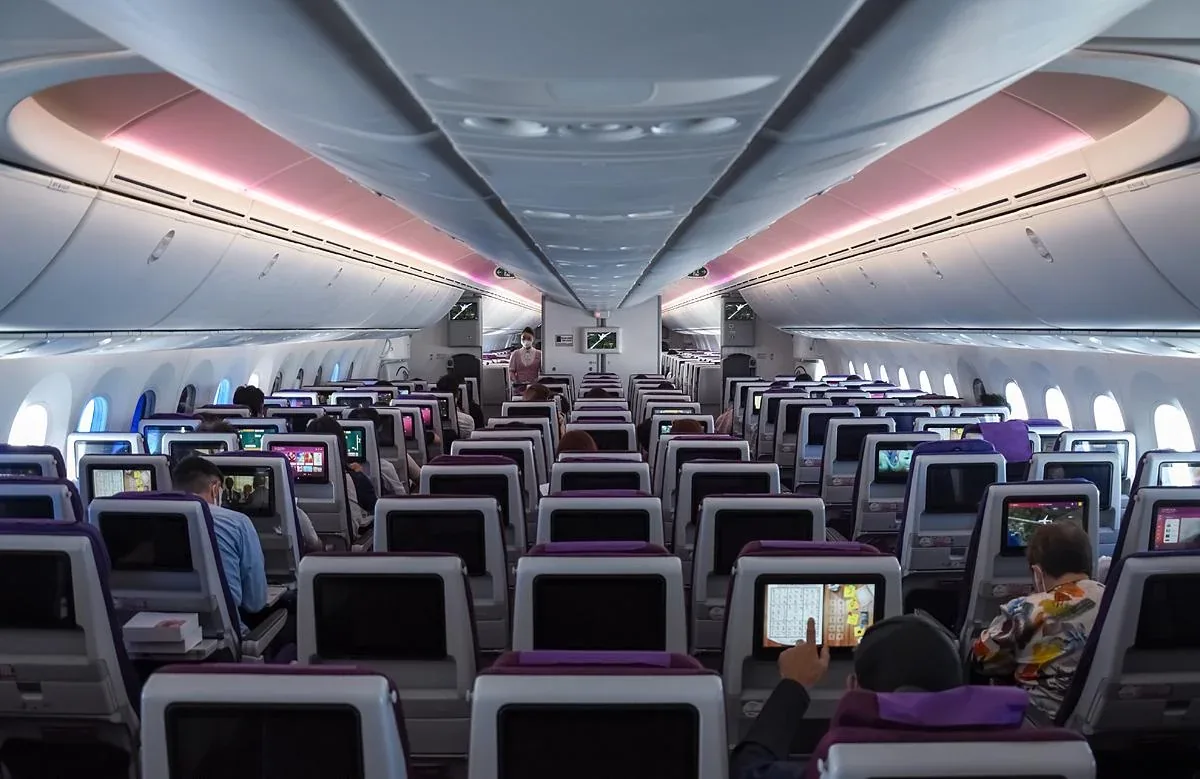 Салон эконома Boeing 787-9 Thai Airways, вид вдоль прохода