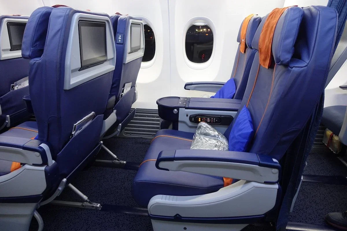 Кресло бизнес-класса Boeing 737-800 Аэрофлот и экран на перегородке