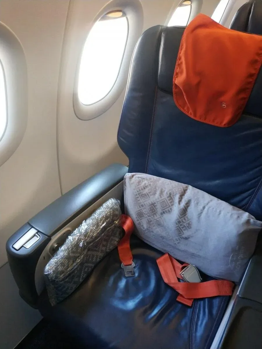 Место у окна в бизнес-классе Boeing 737-800 Аэрофлот с пледом и подушкой