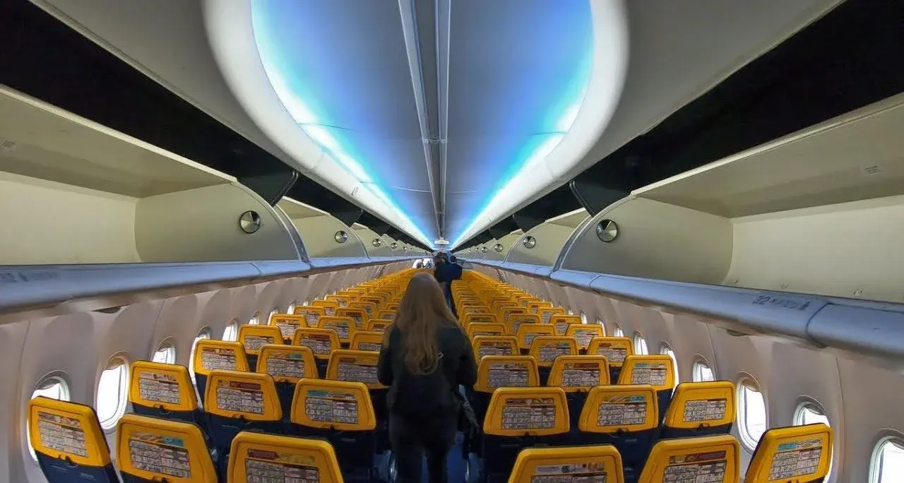 Пустой салон Boeing 737-8200 Ryanair: посадка 3-3 и жёлтые спинки до самого хвоста