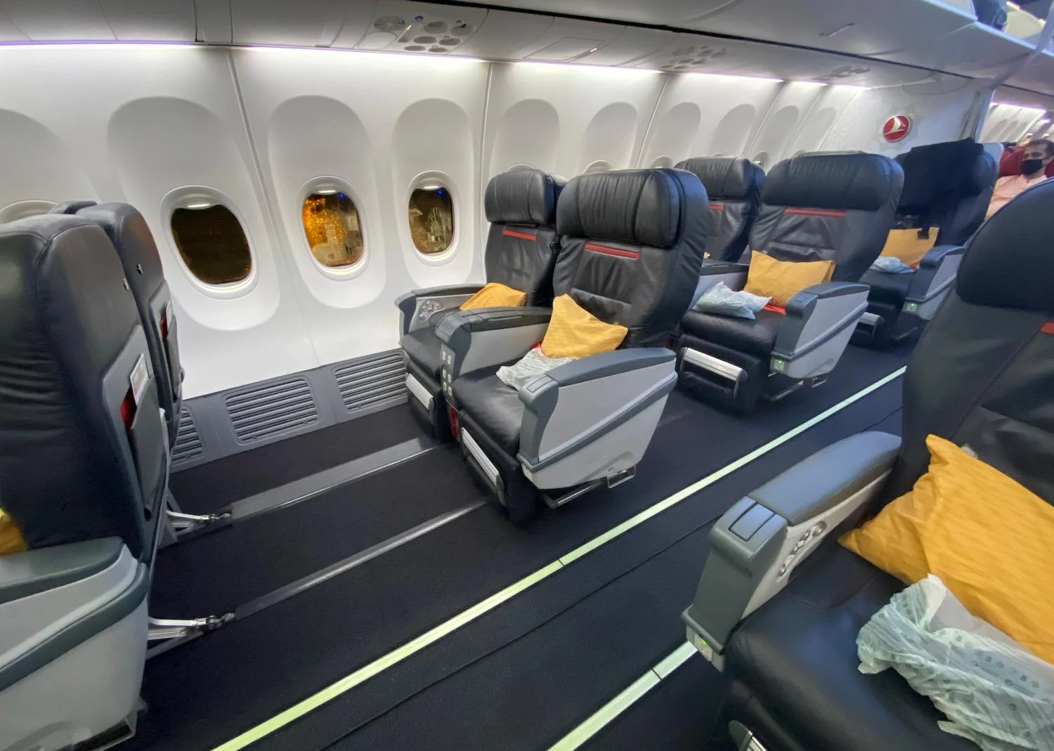 Ряд бизнес-класса Boeing 737-900ER с пледами на подголовниках
