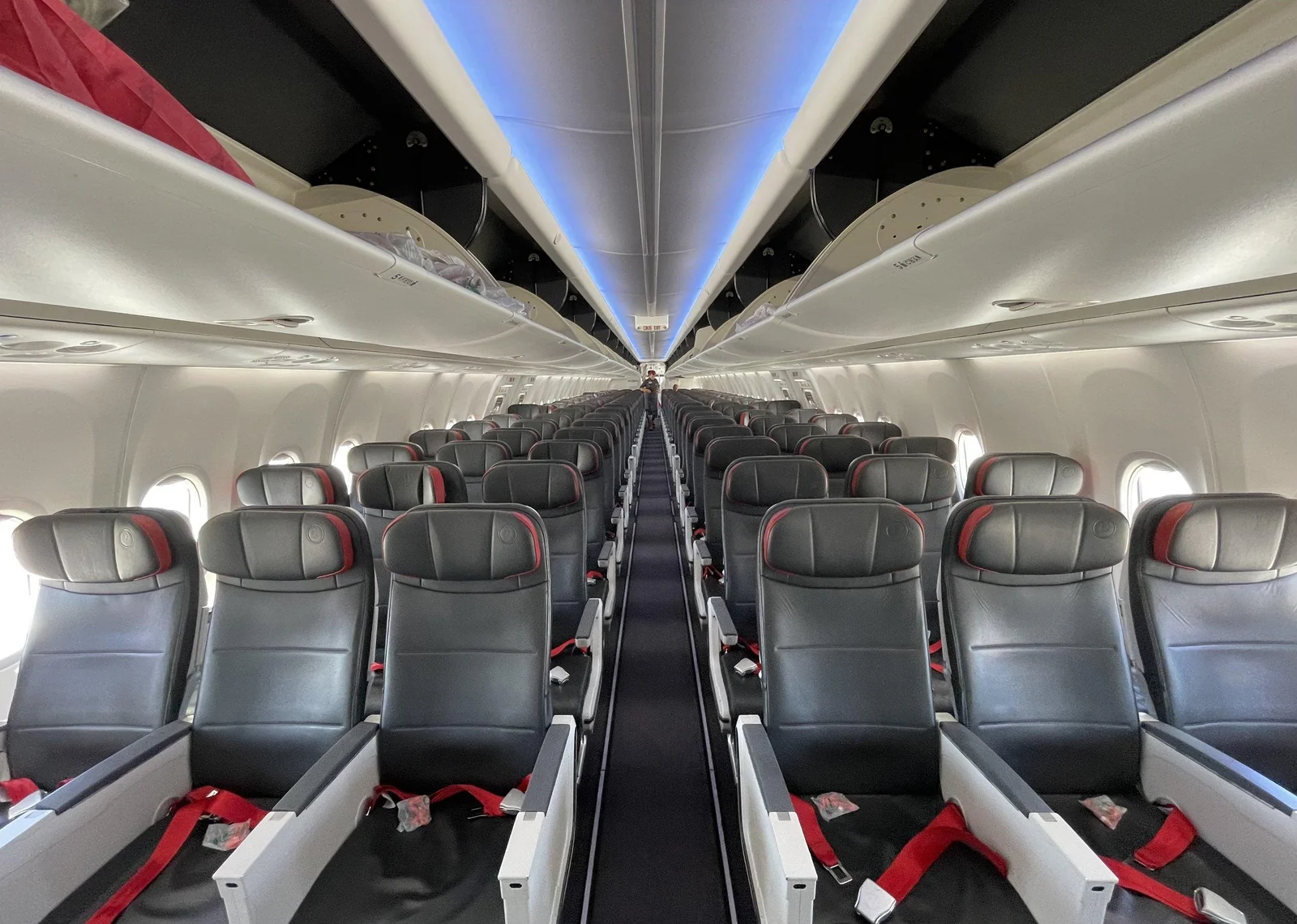 Эконом-класс Boeing 737 MAX 8 Turkish Airlines с синей подсветкой потолка