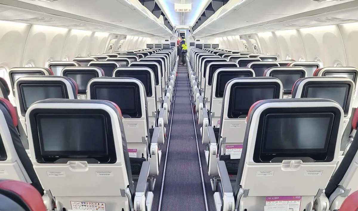Ряды эконом-класса Boeing 737 MAX 8: посадка 3-3 и экраны в спинках