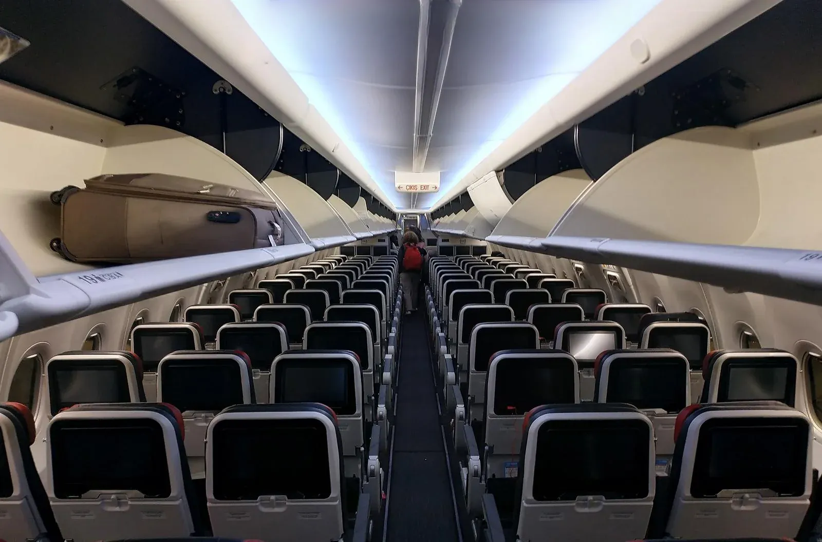 Эконом-класс Boeing 737 MAX 9 Turkish Airlines: пустой салон перед вылетом