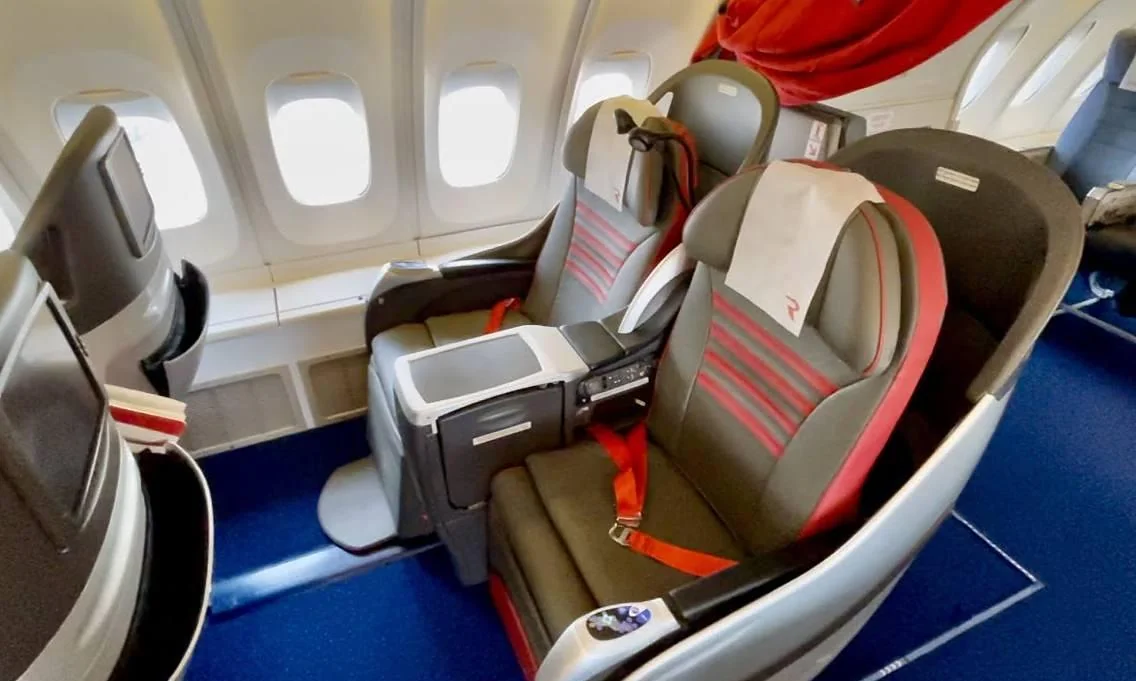 Бизнес-класс Boeing 747-400 «Россия»: серо-красное кожаное кресло с логотипом «R» и красной подушкой, посадка 2-2