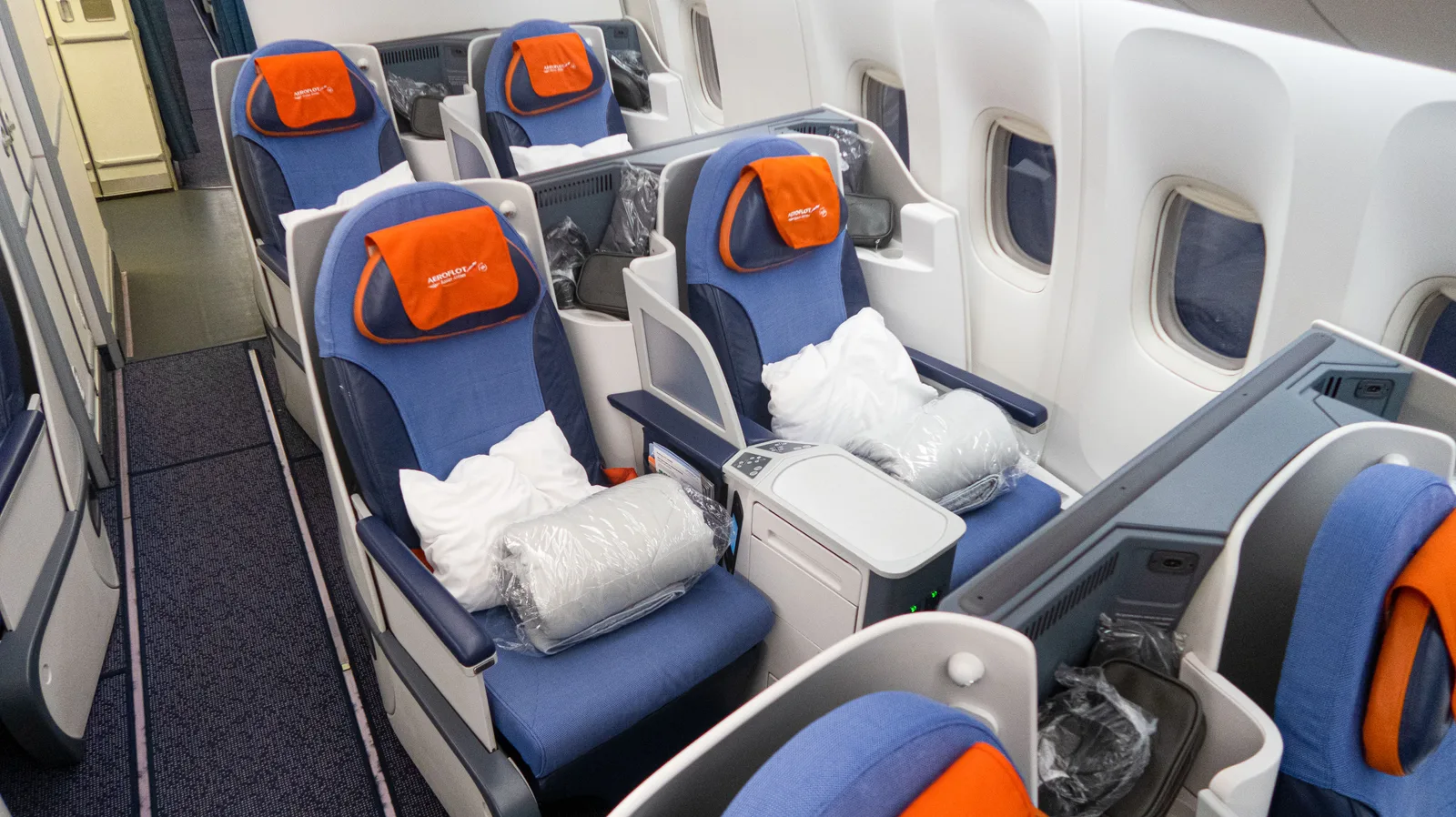 Кресла бизнес-класса Boeing 777-300ER Аэрофлот крупным планом