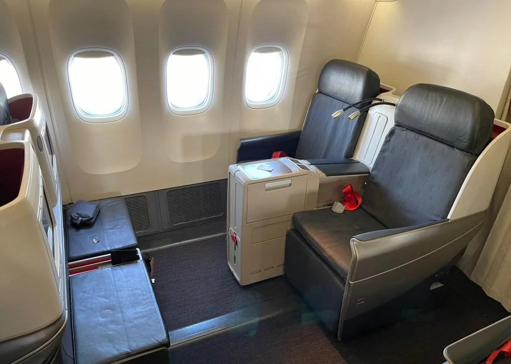 Место бизнес-класса Boeing 777-300ER у трёх иллюминаторов с подставкой для ног