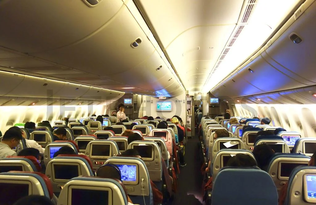 Салон эконом-класса Boeing 777-300ER с посадкой 3-4-3 и синей подсветкой
