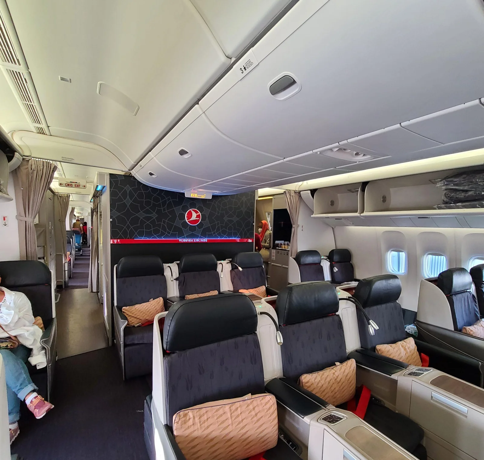 Носовая часть бизнес-класса Boeing 777-300ER Turkish Airlines у перегородки