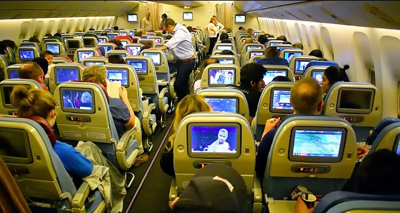 Пассажиры эконом-класса Boeing 777-300ER Turkish Airlines смотрят кино в полёте