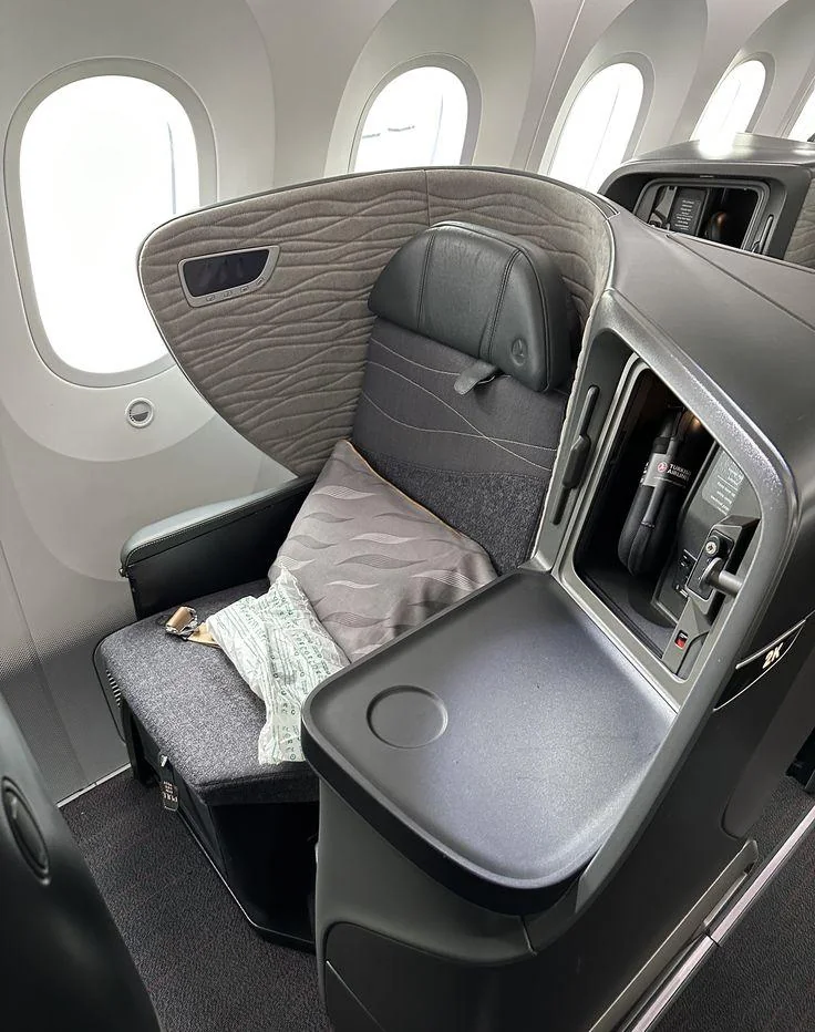 Кресло бизнес-класса Boeing 787-9 Turkish Airlines у иллюминатора