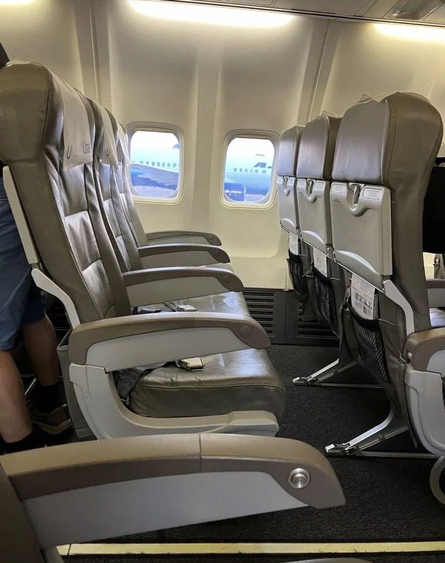 Пара кресел CRJ-200 ЮТэйр и два иллюминатора на ряд