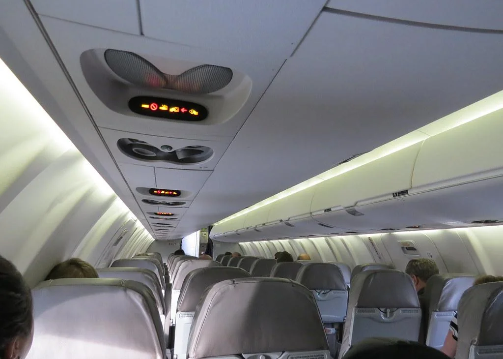 Низкий потолок CRJ-200 ЮТэйр и небольшие багажные полки над креслами
