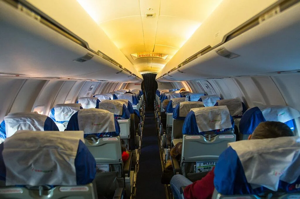 Салон CRJ-200 ЮТэйр с пассажирами во время полёта