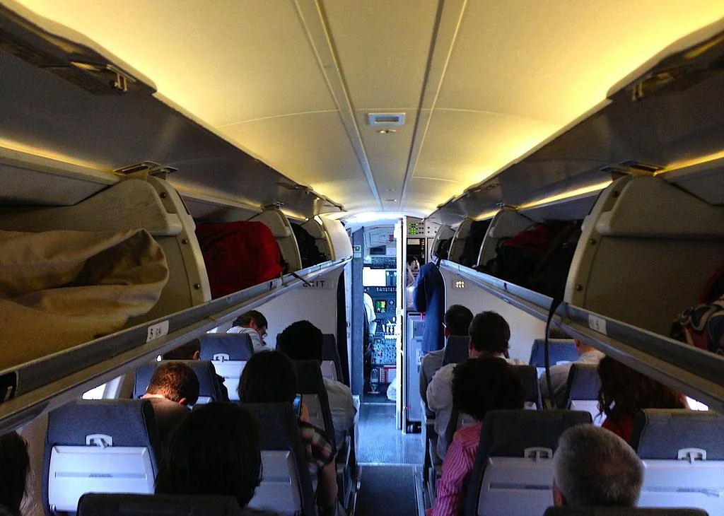 Занятые ряды CRJ-200 ЮТэйр, открытые багажные полки