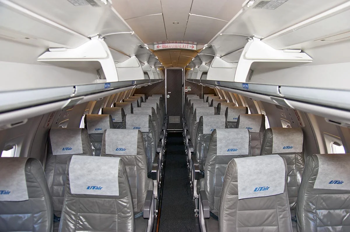 Пустой салон CRJ-200 ЮТэйр: по два кресла с каждой стороны узкого прохода