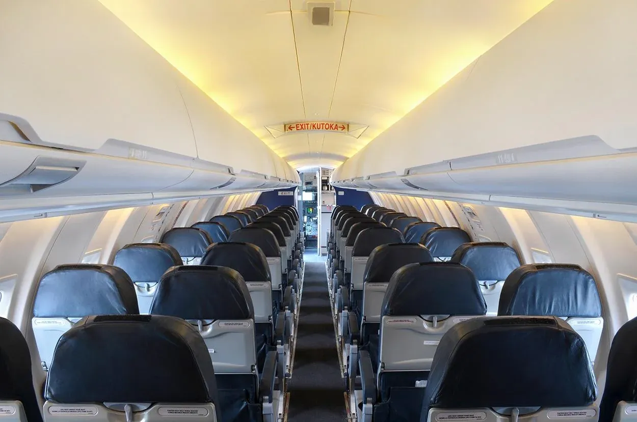 Салон Bombardier CRJ-200 ЮТэйр с синими креслами, вид от хвоста к кабине