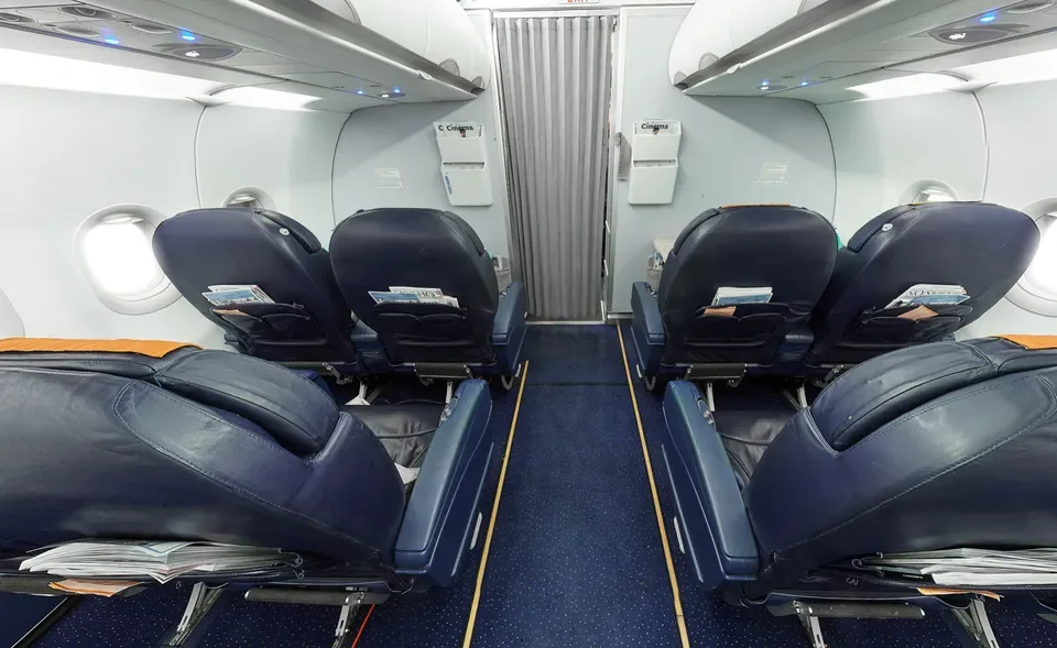 Кресла бизнес-класса A320 Аэрофлота вблизи: подголовник с логотипом, увеличенный шаг