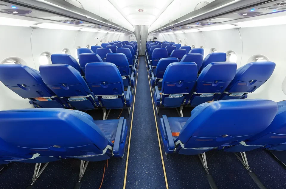 Ряды эконома A320 Аэрофлота вдоль прохода, вид в хвост салона