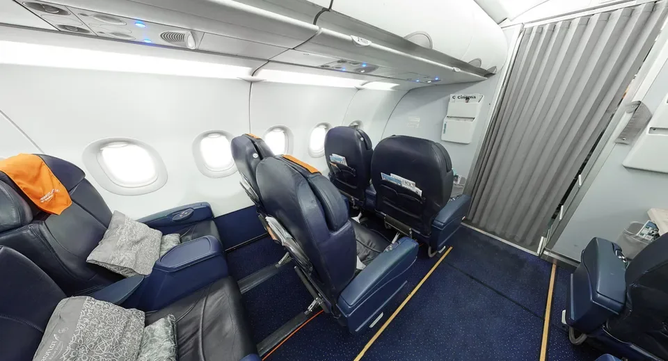 Кресло бизнес-класса A321 Аэрофлота у окна, вид вдоль прохода