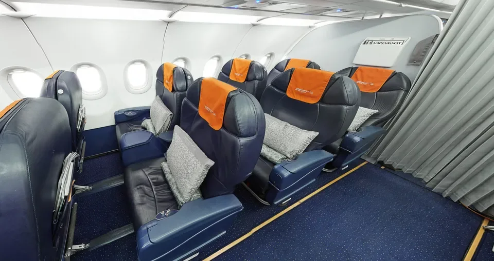 Бизнес-класс Airbus A321 Аэрофлота: кожаные кресла 2-2 за шторкой