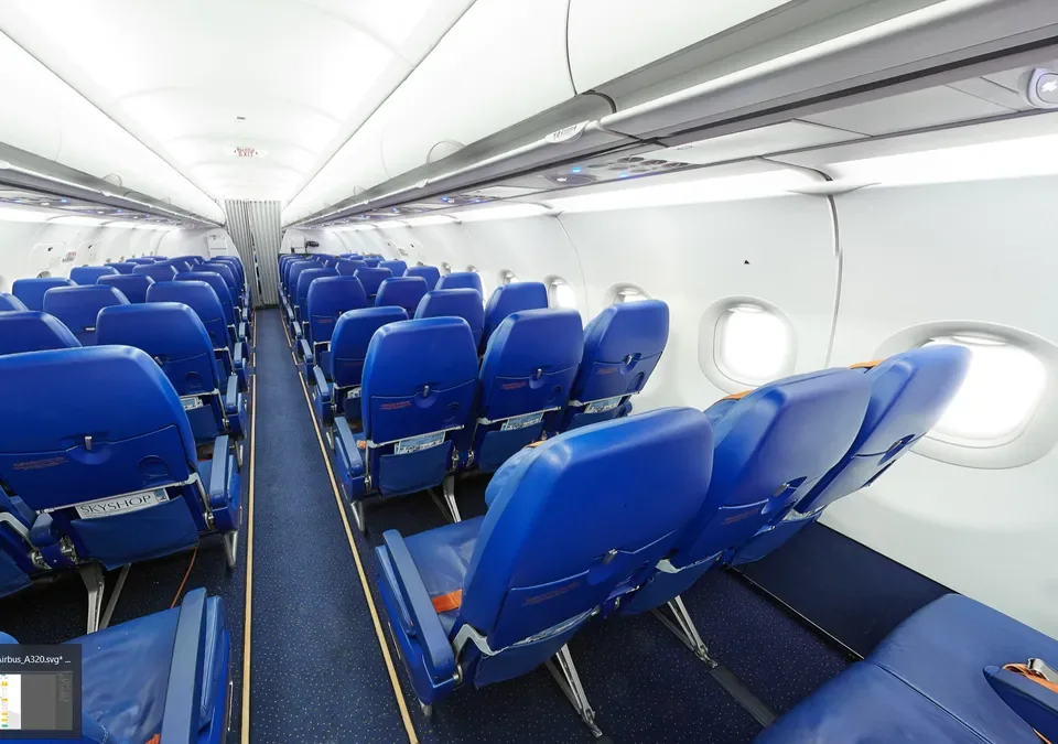 Длинный салон эконома A321 Аэрофлота — ряды уходят в хвост