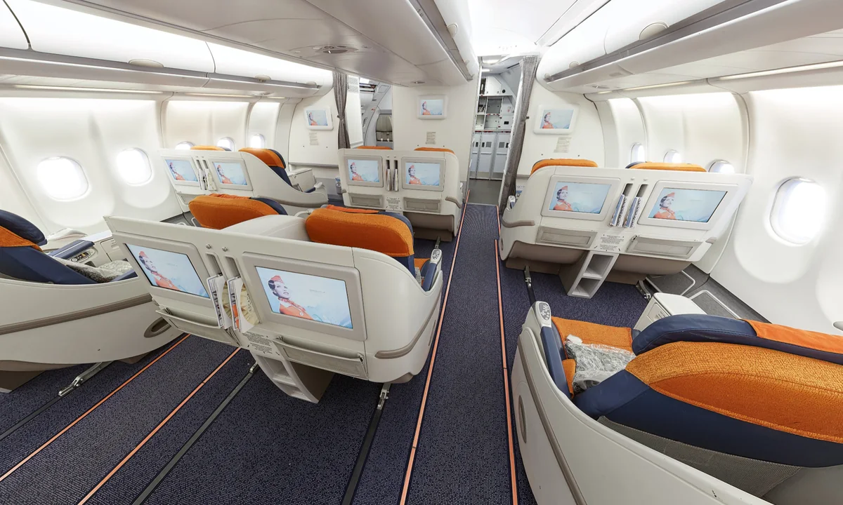 Кресло бизнес-класса A330 Аэрофлота вблизи: широкое сиденье и большой шаг