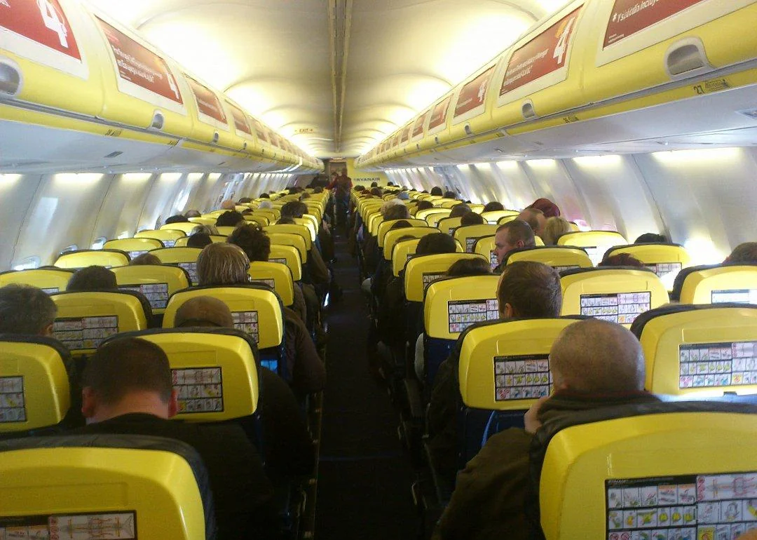 Салон Boeing 737-800 Ryanair в рейсе, вид от передней двери